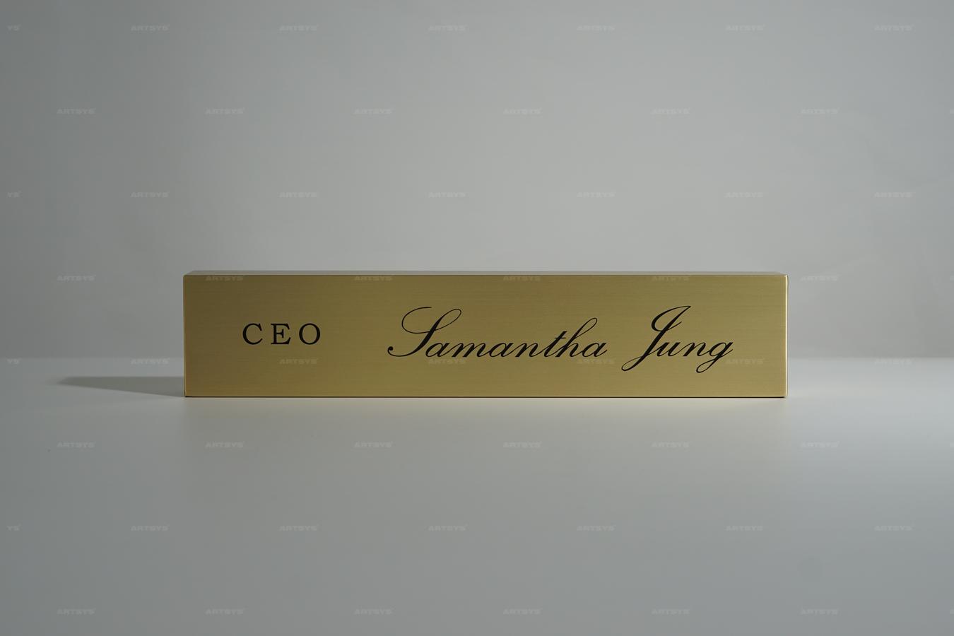 아트시스의 고급스러운 금색 스테인리스 CEO 명패 - Samantha Jung